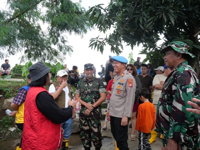 
 Dandim 0510/Tigaraksa Dampingi Forkopimda Tinjau Banjir Pasar Kemis Akibat Luapan Situ Gelam