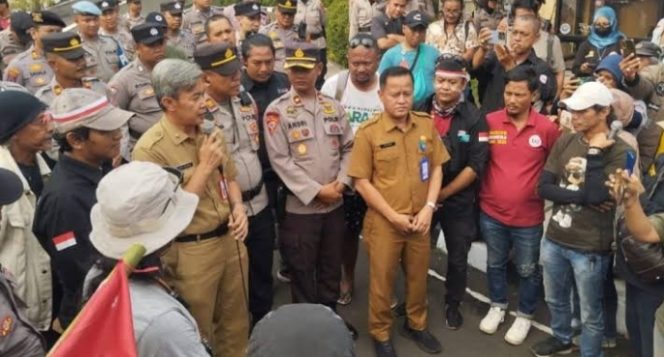 
 FWJ Indonesia Se-Jabotabek Kepung Kantor Bupati Tangerang, Serukan Stop Intimidasi Pers