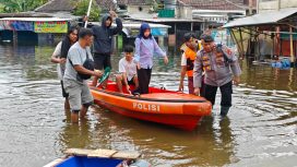 Polres Metro Tangerang Kota Siagakan Perahu Karet, Evakuasi Warga Terdampak Banjir di Jatiuwung