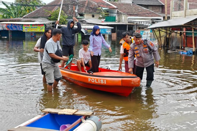 
 Polres Metro Tangerang Kota Siagakan Perahu Karet, Evakuasi Warga Terdampak Banjir di Jatiuwung
