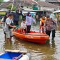Polres Metro Tangerang Kota Siagakan Perahu Karet, Evakuasi Warga Terdampak Banjir di Jatiuwung