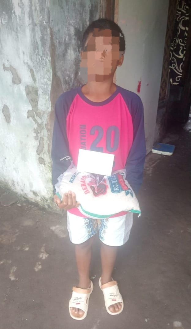 Kepedulian tanpa jarak, Kepala Desa Marga Mulya Aab menyapa dan menyerahkan bantuan beras serta uang jajan kepada anak anak secara door to door.