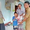 Kades Marga Mulya Aab memberikan bantuan beras dan uang jajan yang bersumber dari dana pribadi kepada anak yatim di Desa Marga Mulya, Kecamatan Mauk, Kabupaten Tangerang.