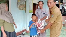 Kades Marga Mulya Aab memberikan bantuan beras dan uang jajan yang bersumber dari dana pribadi kepada anak yatim di Desa Marga Mulya, Kecamatan Mauk, Kabupaten Tangerang.
