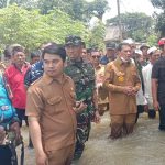Dandim 0510/Tigaraksa Dampingi Bupati Tangerang Tinjau Lokasi Banjir Kronjo