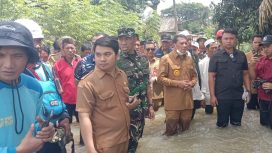 Dandim 0510/Tigaraksa Dampingi Bupati Tangerang Tinjau Lokasi Banjir Kronjo