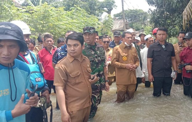 
 Dandim 0510/Tigaraksa Dampingi Bupati Tangerang Tinjau Lokasi Banjir Kronjo
