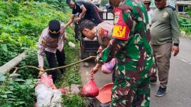 Sinergi Muspika Petir Gelar Gerakan Indonesia Asri, Bersihkan Sampah di Jalur Utama Petir–Tunjung Teja