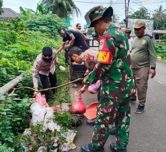 
 Sinergi Muspika Petir Gelar Gerakan Indonesia Asri, Bersihkan Sampah di Jalur Utama Petir–Tunjung Teja
