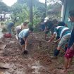 Berbulan-bulan Tergenang Air, Kades Sindangsari Pimpin Warga Bersihkan Jalan Provinsi Petir–Serang