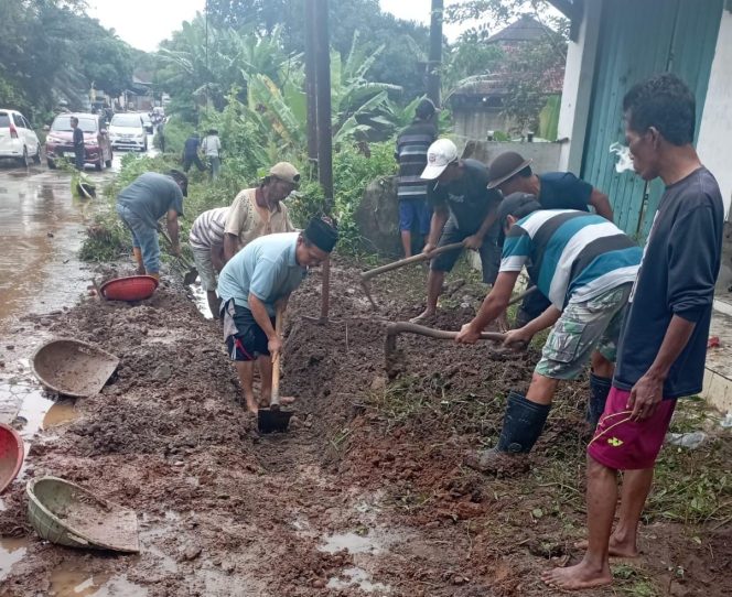 
 Berbulan-bulan Tergenang Air, Kades Sindangsari Pimpin Warga Bersihkan Jalan Provinsi Petir–Serang