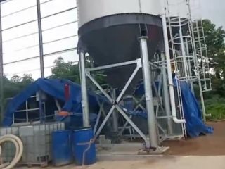 Diduga Ilegal, Aktivitas Pabrik Panel Beton di Permukiman Desa Tenjo Diprotes Warga