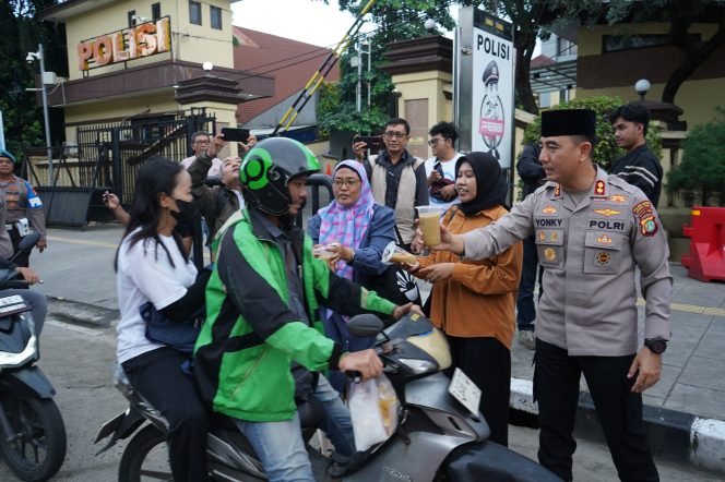 
 Wakapolres AKBP Rohman Yonky Dilatha Pimpin Langsung Aksi Sosial Jelang Berbuka Puasa