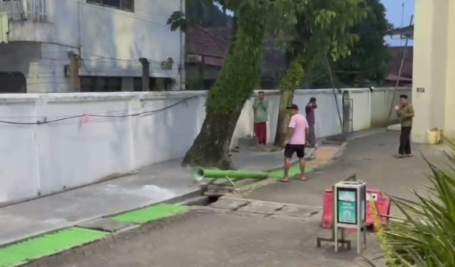 
 Tradisi Meriam Sundut di Masjid Agung Al-A’raaf Rangkasbitung Terus Dijaga Warga Setiap Ramadan