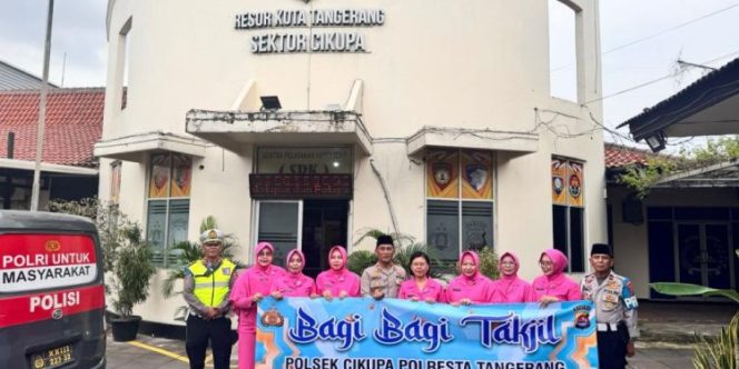 
 Aksi sosial kepolisian bersama Bhayangkari Ranting Cikupa hadirkan kepedulian di tengah arus lalu lintas sore hari