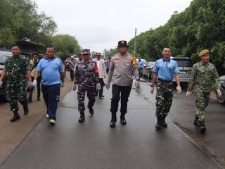 Gerakan Indonesia Asri: Polresta Tangerang Bersihkan Kawasan Wisata Pulo Cangkir 