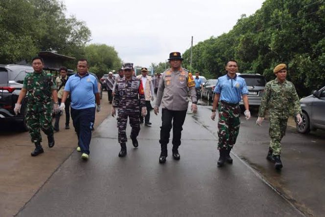 
 Polresta Tangerang Dorong Gerakan Indonesia Asri Lewat Aksi Bersih Pantai Pulo Cangkir