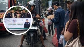 Ketua DPD Organisasi Pers FWJ Indonesia DKI Jakarta, Rosid, saat memimpin kegiatan pembagian takjil kepada pengguna jalan di Jakarta Utara sebagai bentuk kepedulian sosial insan pers. Foto: Istimewa/Gmanews.id