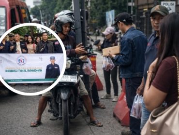 Ketua DPD Organisasi Pers FWJ Indonesia DKI Jakarta, Rosid, saat memimpin kegiatan pembagian takjil kepada pengguna jalan di Jakarta Utara sebagai bentuk kepedulian sosial insan pers. Foto: Istimewa/Gmanews.id