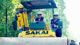 Tinjau Pembangunan Jalan di Plakat Tinggi, Bupati HM Toha Tohet Targetkan Rampung 2026