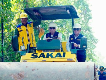 Tinjau Pembangunan Jalan di Plakat Tinggi, Bupati HM Toha Tohet Targetkan Rampung 2026