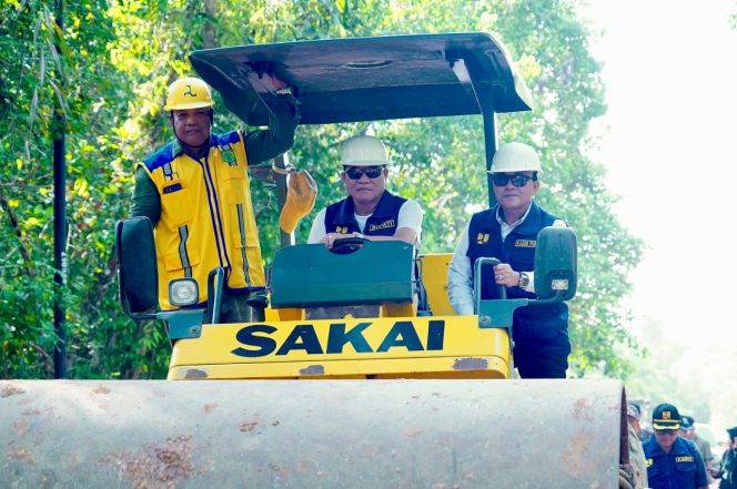 
 Tinjau Pembangunan Jalan di Plakat Tinggi, Bupati HM Toha Tohet Targetkan Rampung 2026