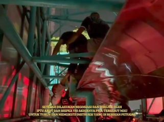 Aksi Dramatis di Batuceper Tangerang, Polisi Evakuasi Pria Depresi dari Papan Reklame JPO