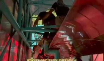 Aksi Dramatis di Batuceper Tangerang, Polisi Evakuasi Pria Depresi dari Papan Reklame JPO