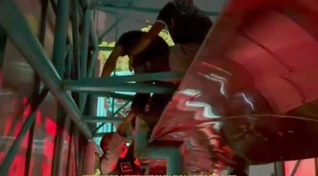 Aksi Dramatis di Batuceper Tangerang, Polisi Evakuasi Pria Depresi dari Papan Reklame JPO