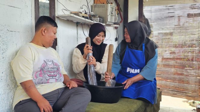 
 Perjuangan Ibu Irma di Gunungleutik, Ciparay menunjukkan bahwa pemberdayaan ekonomi inklusif mampu mengubah keterbatasan fisik menjadi semangat kemandirian