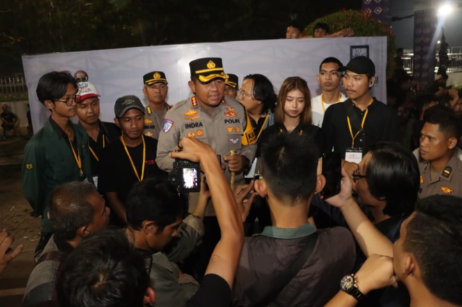 
 Kapolresta Tangerang Andi Muhammad Indra Waspada Amirullah memberikan keterangan kepada awak media terkait perkembangan kasus penemuan mayat pelajar di Kaliadem, Sukadiri, Kabupaten Tangerang.