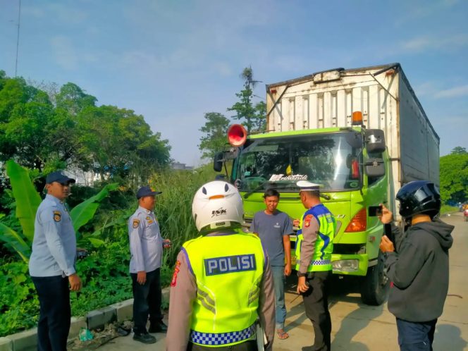 
 KKYD Polres Metro Tangerang Kota, Polisi Humanis Tegur Pengendara dan Atur Arus Kendaraan di Neglasari
