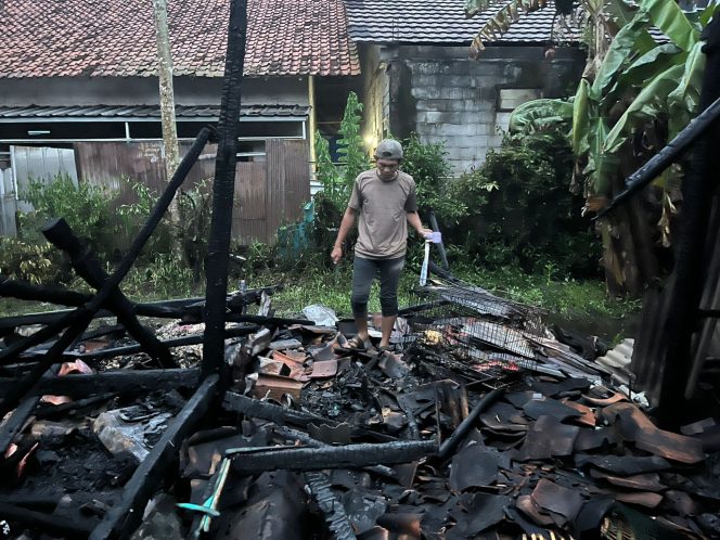 
 Kebakaran Dini Hari di Desa Cilangkap Hanguskan Rumah Milik Lansia, Kerugian Ditaksir Puluhan Juta Rupiah