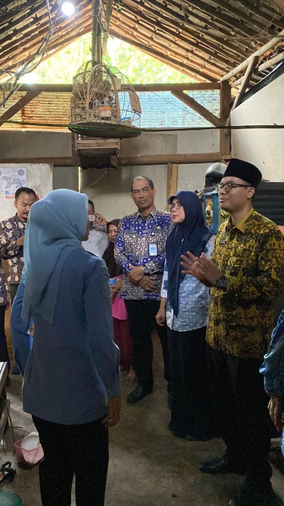 Bupati Serang Ratu Rachmatuzakiyah didampingi jajaran pejabat daerah dan Kepala Desa Sindangheula meninjau langsung rumah warga yang roboh milik Kusnadi di Kampung Jalupang Wetan, Kecamatan Pabuaran, Kabupaten Serang, Kamis (16/4/2026). Dalam kunjungan tersebut, pemerintah memastikan bantuan pembangunan rumah layak huni segera direalisasikan. (Gmanews.id/Buhari)