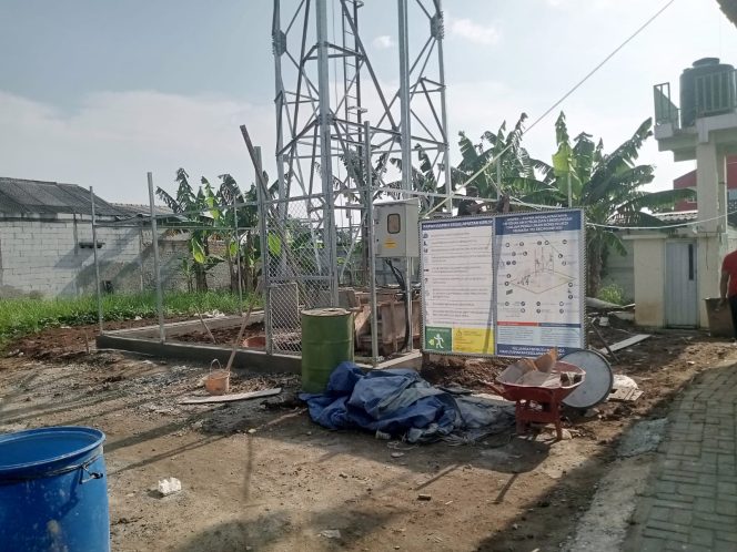 
 Pembangunan tower Indosat di tengah permukiman warga memicu pertanyaan terkait izin dan transparansi proyek. (Foto: Istimewa/Muhayar – Gmanews.id)