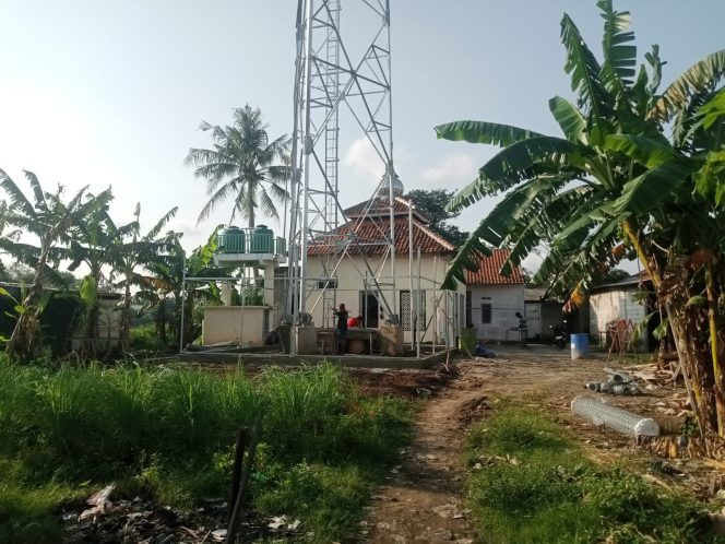 
 Pembangunan tower di tengah permukiman warga Kabupaten Tangerang menuai perhatian terkait perizinan dan pengawasan
