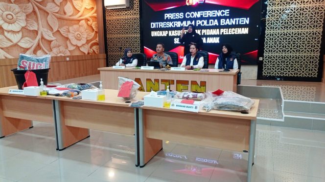 
 Konferensi pers Direktorat Reserse Kriminal Umum (Ditreskrimum) Polda Banten terkait pengungkapan kasus persetubuhan, pencabulan anak di bawah umur, dan tindak pidana aborsi. Dalam konferensi pers, aparat menampilkan sejumlah barang bukti berupa pakaian, botol, dan obat-obatan yang digunakan pelaku. Acara digelar di ruang briefing resmi dengan menghadirkan jajaran penyidik dan pejabat kepolisian.  