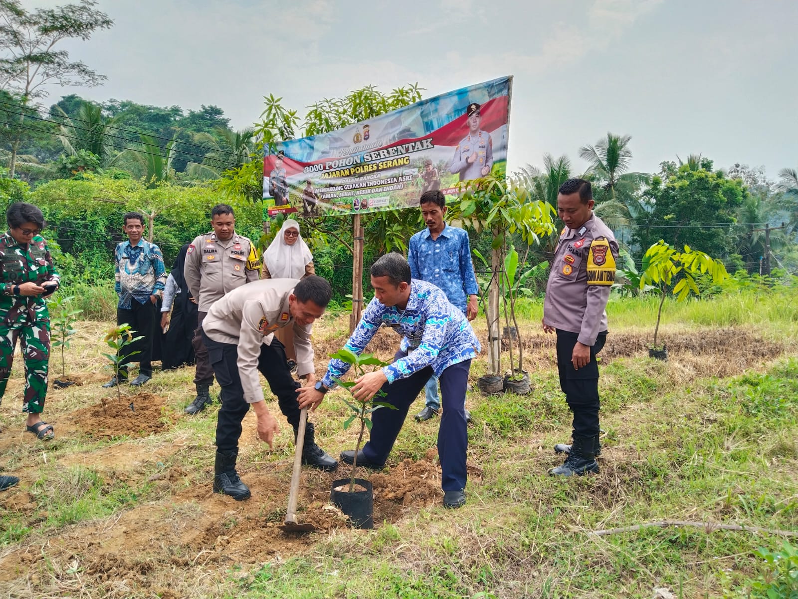 Sejumlah personel kepolisian bersama unsur Muspika dan masyarakat melakukan penanaman pohon dalam kegiatan penghijauan di wilayah Tunjung Teja, Kabupaten Serang, Selasa (22/4/2026). Kegiatan yang diinisiasi Polres Serang ini merupakan bagian dari aksi penanaman 3.000 pohon serentak guna menjaga kelestarian lingkungan dan mencegah bencana alam.