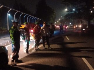 Sinergi TNI-Polri dan masyarakat di Curug Tangerang, patroli berlangsung Selasa malam 21 April 2026