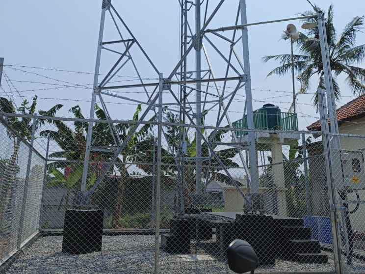 Keterangan Foto: Struktur menara telekomunikasi yang berdiri di Kampung Rawa Berem, Desa Lebak Wangi, Kecamatan Sepatan Timur, Kabupaten Tangerang, saat dilakukan pengecekan oleh DTRB Kabupaten Tangerang, Rabu (22/04/2026). Menara ini menjadi sorotan karena diduga belum mengantongi Persetujuan Bangunan Gedung (PBG).