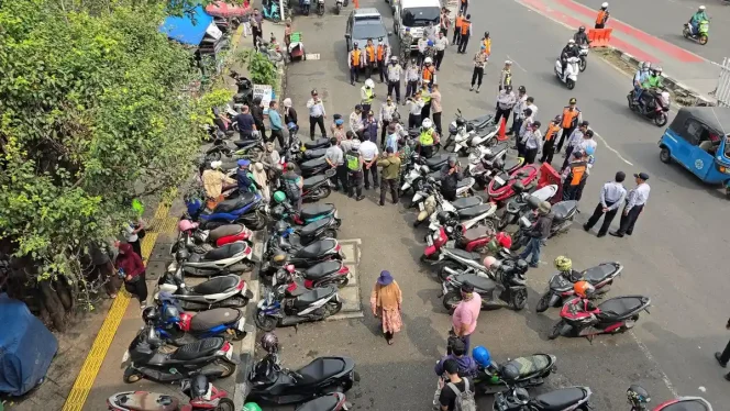 
 Operasi Dishub Jakarta Timur bersama TNI-Polri fokus atasi kemacetan di Jalan Matraman Raya