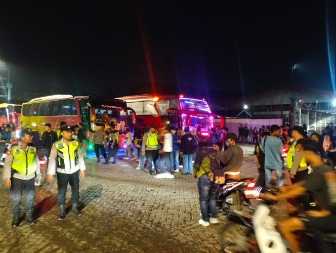 
 Ribuan buruh dari Cilegon hingga Tangerang diberangkatkan ke Jakarta dengan pengawalan ketat aparat kepolisian