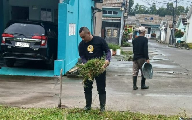 
 Kegiatan gotong royong lintas RT/RW jadi langkah strategis penataan lingkungan dan persiapan kunjungan TP PKK Kota Serang