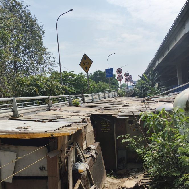 
 Minim Penertiban, Kawasan Kolong Tol di Penjaringan Jadi Sorotan dan Dinilai Membahayakan
