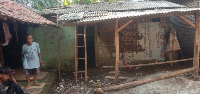
 Kisah Kemiskinan di Desa Sindangsari: Harap Bantuan Bedah Rumah dan Akses Pendidikan untuk Cucu