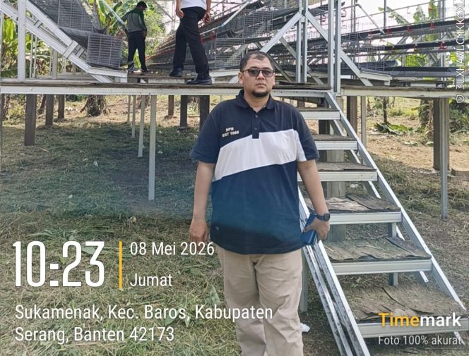 
 Sekretaris Kecamatan (Sekcam) Petir, Mochamad Yagi Susilo, SH, M.Si saat turun langsung meninjau lokasi kandang ayam petelur milik BUMDes Bintang Sejahtera Desa Seuat Jaya, Kecamatan Petir, Kabupaten Serang, Jumat (8/5/2026). Kunjungan dilakukan sebagai tindak lanjut atas laporan terkait belum beroperasinya program ketahanan pangan desa tersebut.