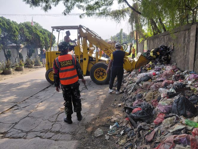 
 Aksi Gotong Royong TNI, Pemerintah dan Warga Bersihkan Sampah di Desa Kadu Curug Tangerang