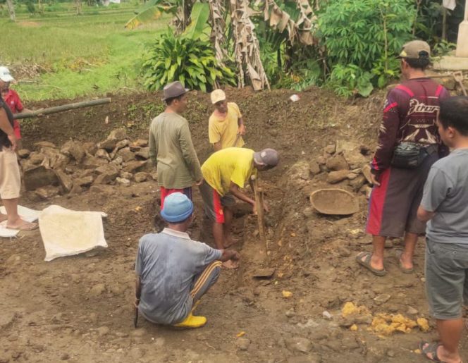 
 Jalan Menuju Curug Banteng Rusak Parah, Warga Desa Bojongsari Sukabumi Lakukan Perbaikan Swadaya
