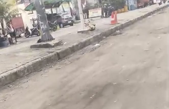 
 Usai Hujan, Jalan Depan Bogasari Cilincing Licin dan Berlumpur, Warga Soroti Kinerja Satpel