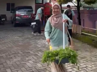 Korvei bersama warga dan aparatur desa menjadi wujud nyata semangat gotong royong serta kepedulian Pemerintah Desa Karang Tengah terhadap kebersihan lingkungan.